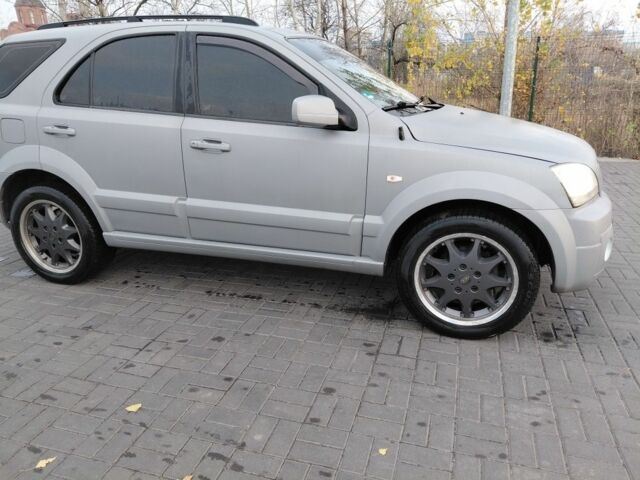 Серый Киа Соренто, объемом двигателя 2.5 л и пробегом 300 тыс. км за 5300 $, фото 3 на Automoto.ua