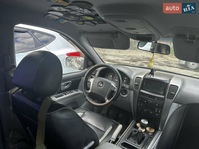 Серый Киа Соренто, объемом двигателя 2.5 л и пробегом 300 тыс. км за 6000 $, фото 5 на Automoto.ua