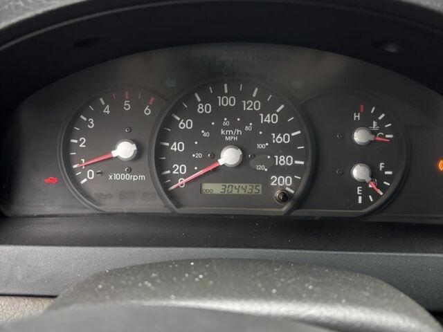 Серый Киа Соренто, объемом двигателя 2.5 л и пробегом 304 тыс. км за 3300 $, фото 2 на Automoto.ua