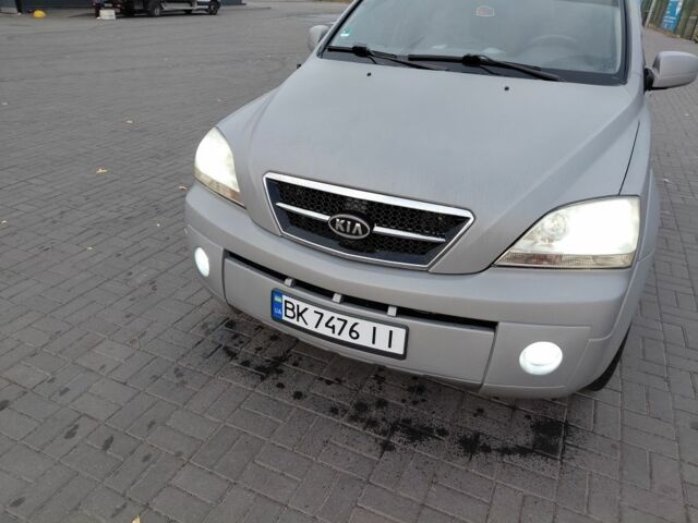 Серый Киа Соренто, объемом двигателя 2.5 л и пробегом 300 тыс. км за 5300 $, фото 1 на Automoto.ua