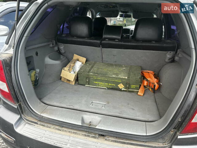 Серый Киа Соренто, объемом двигателя 2.5 л и пробегом 300 тыс. км за 6000 $, фото 7 на Automoto.ua