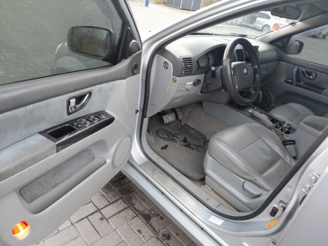 Серый Киа Соренто, объемом двигателя 2.5 л и пробегом 300 тыс. км за 5300 $, фото 8 на Automoto.ua