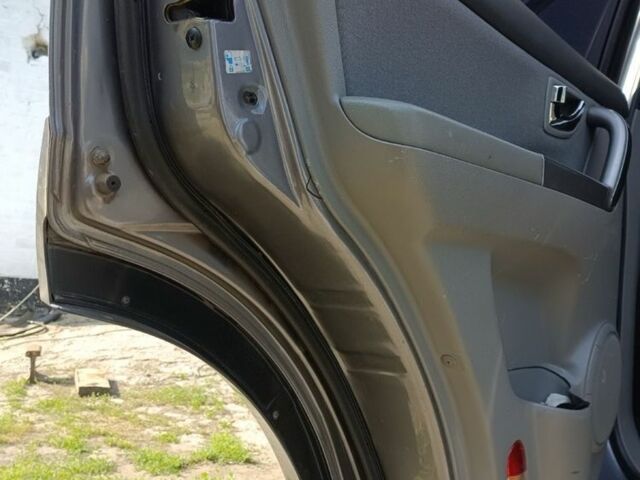 Серый Киа Соренто, объемом двигателя 2.5 л и пробегом 300 тыс. км за 5000 $, фото 4 на Automoto.ua