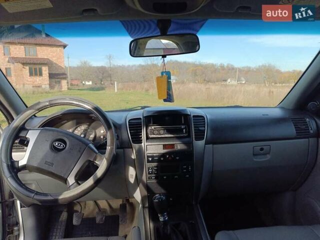 Серый Киа Соренто, объемом двигателя 2.5 л и пробегом 300 тыс. км за 7500 $, фото 17 на Automoto.ua