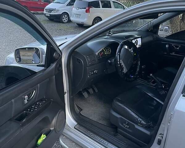 Серый Киа Соренто, объемом двигателя 2.5 л и пробегом 294 тыс. км за 8999 $, фото 5 на Automoto.ua