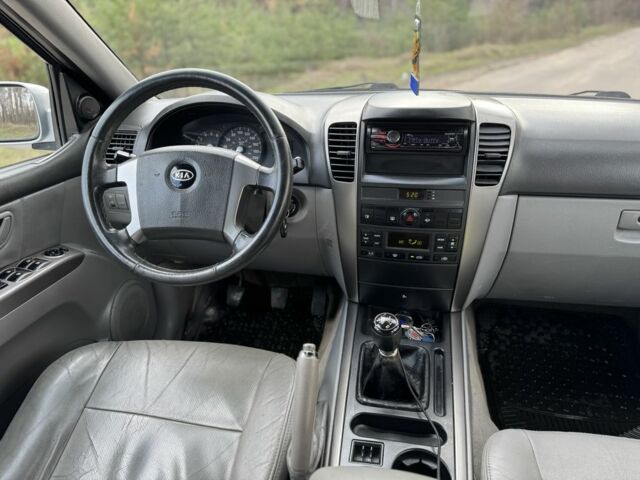Серый Киа Соренто, объемом двигателя 2.5 л и пробегом 263 тыс. км за 5250 $, фото 12 на Automoto.ua