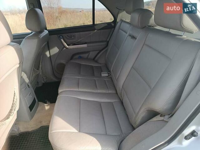 Серый Киа Соренто, объемом двигателя 2.5 л и пробегом 300 тыс. км за 7500 $, фото 16 на Automoto.ua