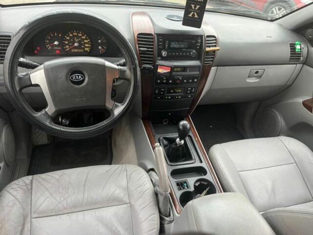 Серый Киа Соренто, объемом двигателя 2.4 л и пробегом 300 тыс. км за 4450 $, фото 6 на Automoto.ua