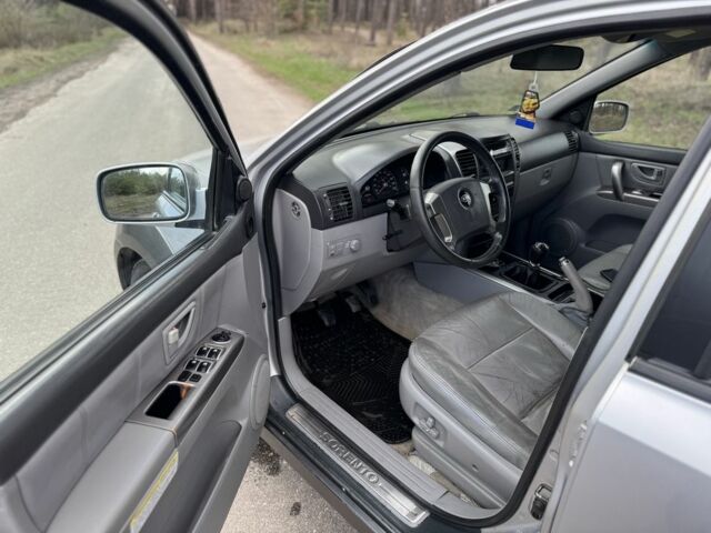 Серый Киа Соренто, объемом двигателя 2.5 л и пробегом 263 тыс. км за 5250 $, фото 8 на Automoto.ua