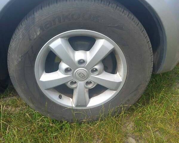 Серый Киа Соренто, объемом двигателя 2.5 л и пробегом 250 тыс. км за 4200 $, фото 1 на Automoto.ua