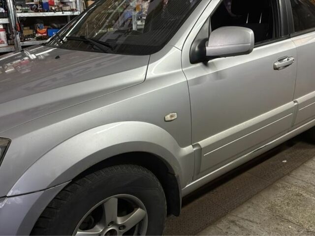 Серый Киа Соренто, объемом двигателя 2.5 л и пробегом 230 тыс. км за 4251 $, фото 2 на Automoto.ua