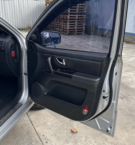 Серый Киа Соренто, объемом двигателя 2.5 л и пробегом 240 тыс. км за 8500 $, фото 8 на Automoto.ua