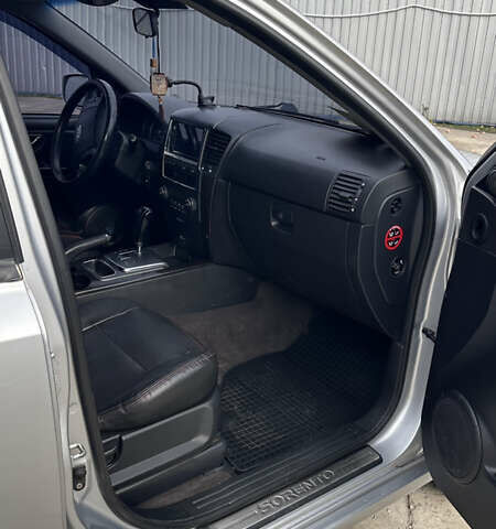 Серый Киа Соренто, объемом двигателя 2.5 л и пробегом 240 тыс. км за 8500 $, фото 7 на Automoto.ua