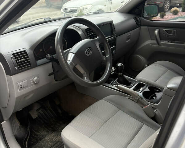 Серый Киа Соренто, объемом двигателя 2.5 л и пробегом 157 тыс. км за 7500 $, фото 7 на Automoto.ua