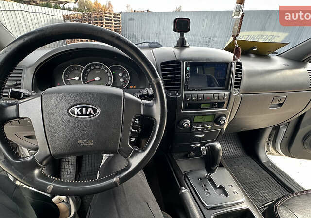 Серый Киа Соренто, объемом двигателя 2.5 л и пробегом 240 тыс. км за 8500 $, фото 15 на Automoto.ua