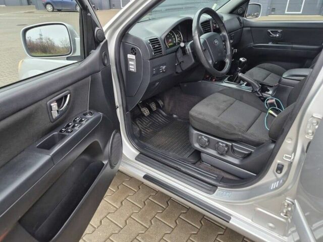 Серый Киа Соренто, объемом двигателя 2.5 л и пробегом 250 тыс. км за 3785 $, фото 12 на Automoto.ua