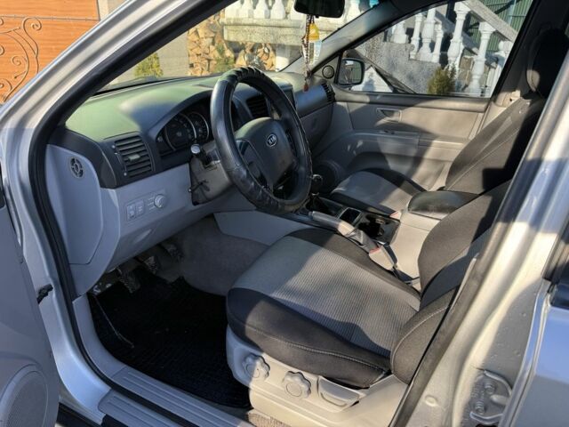 Серый Киа Соренто, объемом двигателя 2.5 л и пробегом 230 тыс. км за 7300 $, фото 5 на Automoto.ua