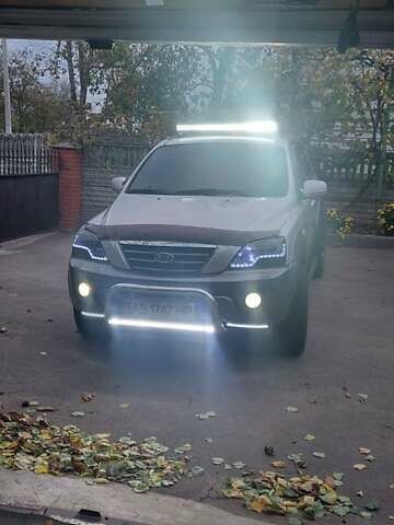 Сірий Кіа Соренто, об'ємом двигуна 2.5 л та пробігом 220 тис. км за 10500 $, фото 2 на Automoto.ua