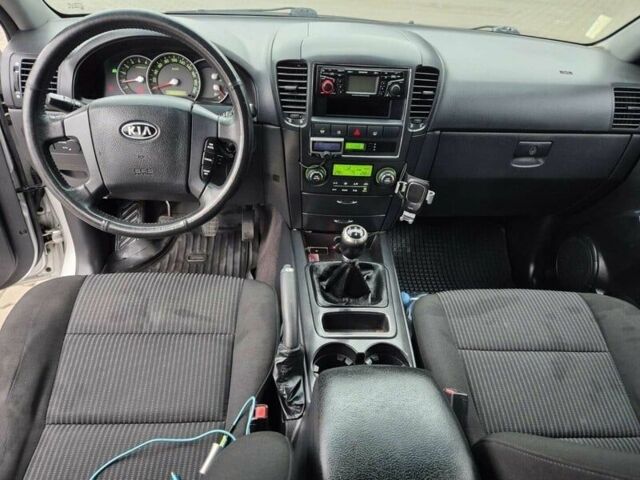 Серый Киа Соренто, объемом двигателя 2.5 л и пробегом 250 тыс. км за 3785 $, фото 7 на Automoto.ua