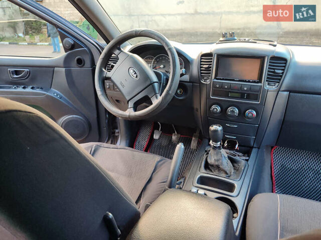 Серый Киа Соренто, объемом двигателя 2.5 л и пробегом 290 тыс. км за 8500 $, фото 7 на Automoto.ua