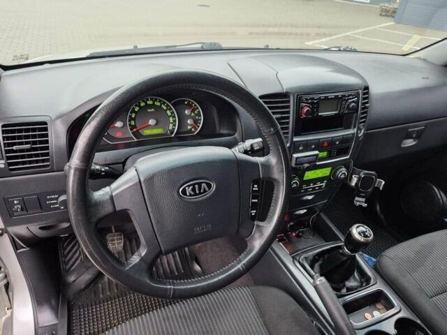 Серый Киа Соренто, объемом двигателя 2.5 л и пробегом 250 тыс. км за 3785 $, фото 9 на Automoto.ua