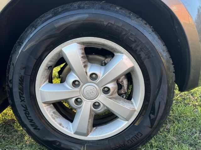 Серый Киа Соренто, объемом двигателя 2.5 л и пробегом 180 тыс. км за 5200 $, фото 3 на Automoto.ua