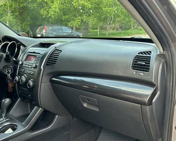 Серый Киа Соренто, объемом двигателя 2.4 л и пробегом 260 тыс. км за 11500 $, фото 31 на Automoto.ua