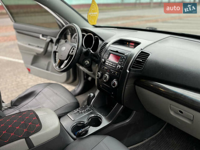 Серый Киа Соренто, объемом двигателя 2.4 л и пробегом 312 тыс. км за 9999 $, фото 27 на Automoto.ua