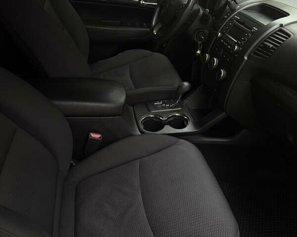 Серый Киа Соренто, объемом двигателя 2.36 л и пробегом 205 тыс. км за 9900 $, фото 8 на Automoto.ua