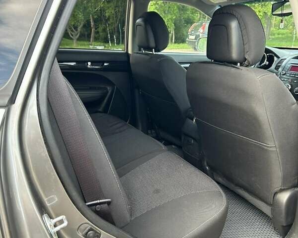 Серый Киа Соренто, объемом двигателя 2.4 л и пробегом 260 тыс. км за 11500 $, фото 15 на Automoto.ua