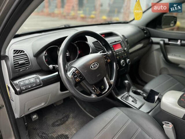 Серый Киа Соренто, объемом двигателя 2.4 л и пробегом 312 тыс. км за 9999 $, фото 25 на Automoto.ua
