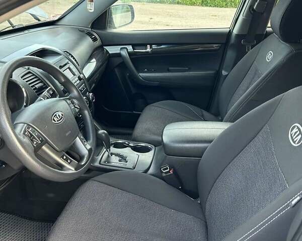 Серый Киа Соренто, объемом двигателя 2.4 л и пробегом 260 тыс. км за 11500 $, фото 16 на Automoto.ua