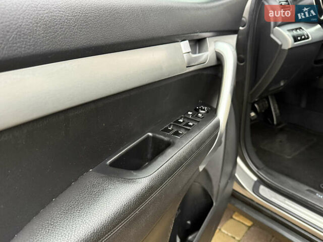 Сірий Кіа Соренто, об'ємом двигуна 2.2 л та пробігом 222 тис. км за 12450 $, фото 14 на Automoto.ua