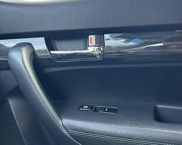 Серый Киа Соренто, объемом двигателя 2.4 л и пробегом 260 тыс. км за 11500 $, фото 3 на Automoto.ua