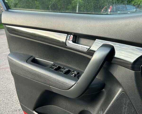 Серый Киа Соренто, объемом двигателя 2.4 л и пробегом 260 тыс. км за 11500 $, фото 8 на Automoto.ua