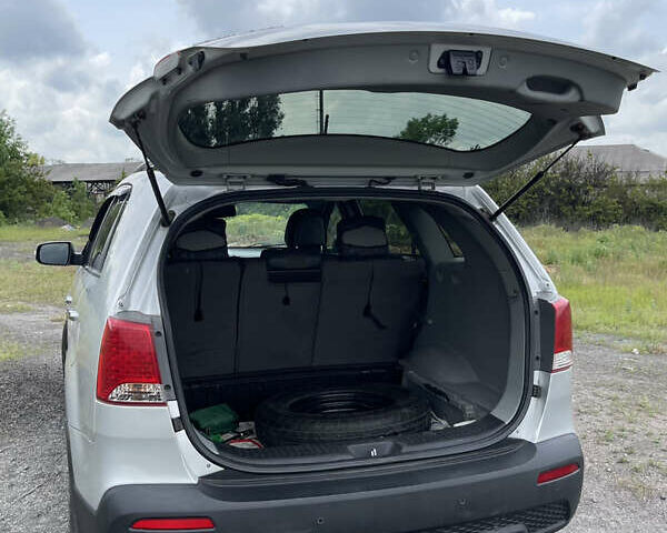 Серый Киа Соренто, объемом двигателя 2.36 л и пробегом 220 тыс. км за 10000 $, фото 27 на Automoto.ua