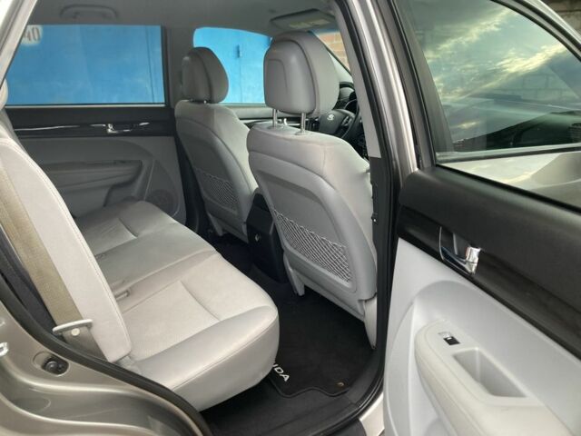 Серый Киа Соренто, объемом двигателя 2.4 л и пробегом 240 тыс. км за 9500 $, фото 7 на Automoto.ua