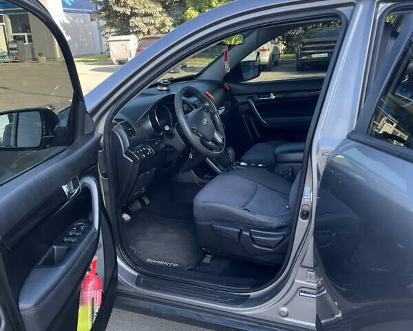 Серый Киа Соренто, объемом двигателя 2.36 л и пробегом 311 тыс. км за 9900 $, фото 11 на Automoto.ua