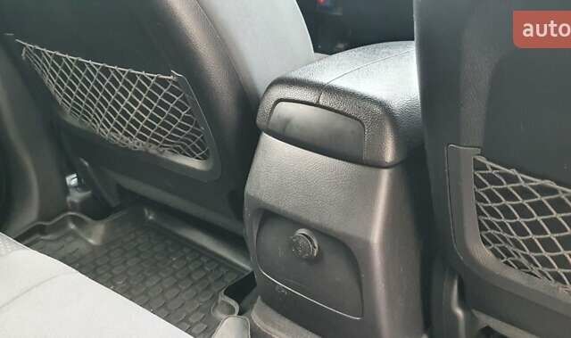 Серый Киа Соренто, объемом двигателя 2.36 л и пробегом 218 тыс. км за 12900 $, фото 23 на Automoto.ua