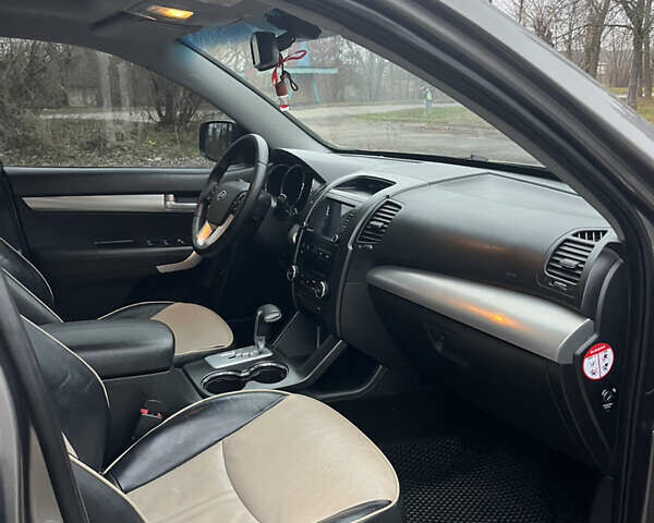 Серый Киа Соренто, объемом двигателя 2.2 л и пробегом 193 тыс. км за 12850 $, фото 19 на Automoto.ua