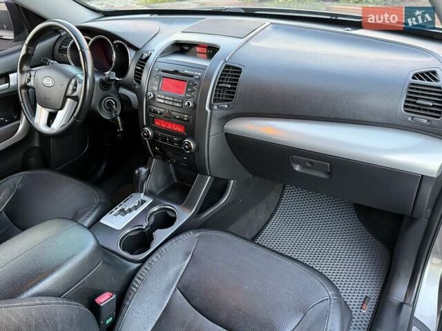 Сірий Кіа Соренто, об'ємом двигуна 2.36 л та пробігом 240 тис. км за 11800 $, фото 56 на Automoto.ua