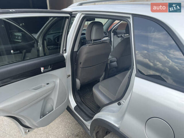 Серый Киа Соренто, объемом двигателя 2.36 л и пробегом 220 тыс. км за 10000 $, фото 4 на Automoto.ua