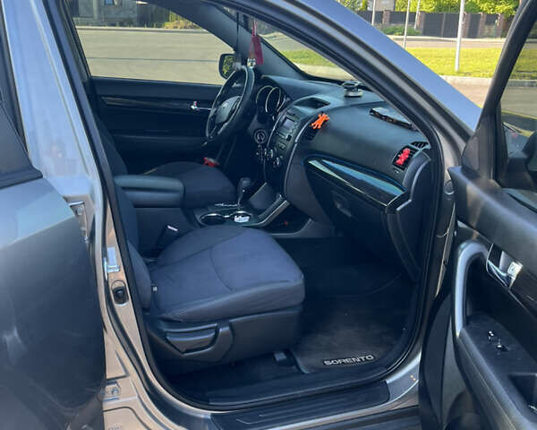 Серый Киа Соренто, объемом двигателя 2.36 л и пробегом 311 тыс. км за 9900 $, фото 12 на Automoto.ua