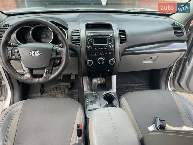 Серый Киа Соренто, объемом двигателя 2.36 л и пробегом 220 тыс. км за 10000 $, фото 5 на Automoto.ua