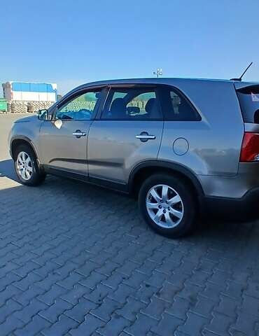 Серый Киа Соренто, объемом двигателя 2.36 л и пробегом 225 тыс. км за 9500 $, фото 3 на Automoto.ua