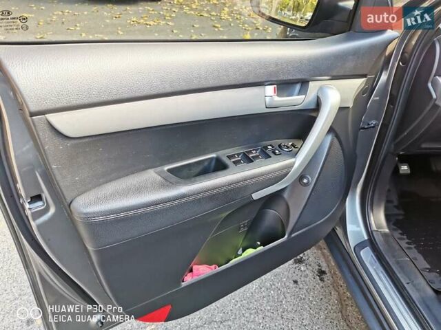 Серый Киа Соренто, объемом двигателя 2.4 л и пробегом 277 тыс. км за 11300 $, фото 4 на Automoto.ua
