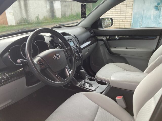 Серый Киа Соренто, объемом двигателя 2.4 л и пробегом 240 тыс. км за 9500 $, фото 6 на Automoto.ua