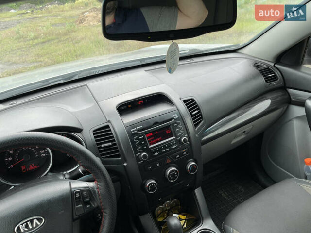 Серый Киа Соренто, объемом двигателя 2.36 л и пробегом 220 тыс. км за 10000 $, фото 7 на Automoto.ua