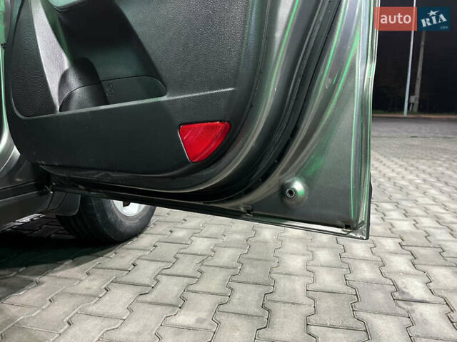 Серый Киа Соренто, объемом двигателя 2.2 л и пробегом 193 тыс. км за 12500 $, фото 25 на Automoto.ua