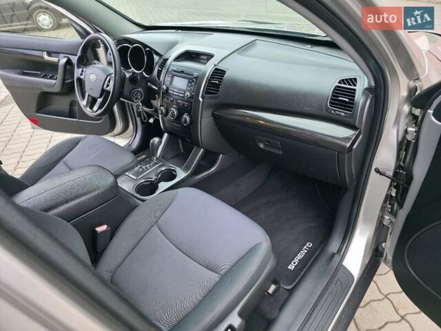 Сірий Кіа Соренто, об'ємом двигуна 2.4 л та пробігом 233 тис. км за 9999 $, фото 64 на Automoto.ua